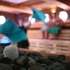 Schneebälle aus Crushed Ice liegen in der Koggen-Sauna in Ostfriesland neben einem Sauna-Ofen - vielleicht etwas für einen kalte