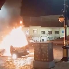 Autos und auch Gebäude sollen bei den Protesten im Iran in Flammen aufgegangen sein.