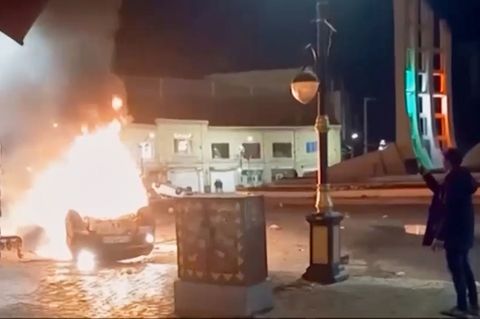 Autos und auch Gebäude sollen bei den Protesten im Iran in Flammen aufgegangen sein. Foto: Uncredited/Iran state TV/AP/dpa