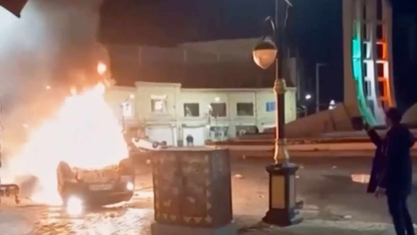 Autos und auch Gebäude sollen bei den Protesten im Iran in Flammen aufgegangen sein.