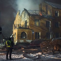 Beschädigtes Wohnhaus in Kiew