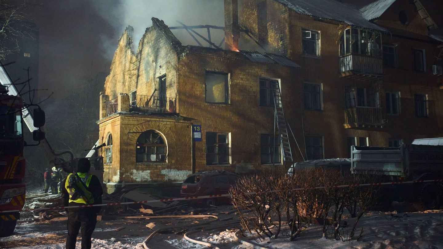 Beschädigtes Wohnhaus in Kiew