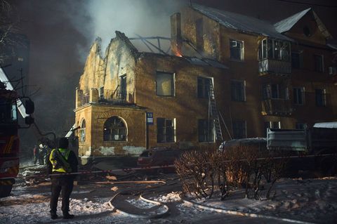 Beschädigtes Wohnhaus in Kiew