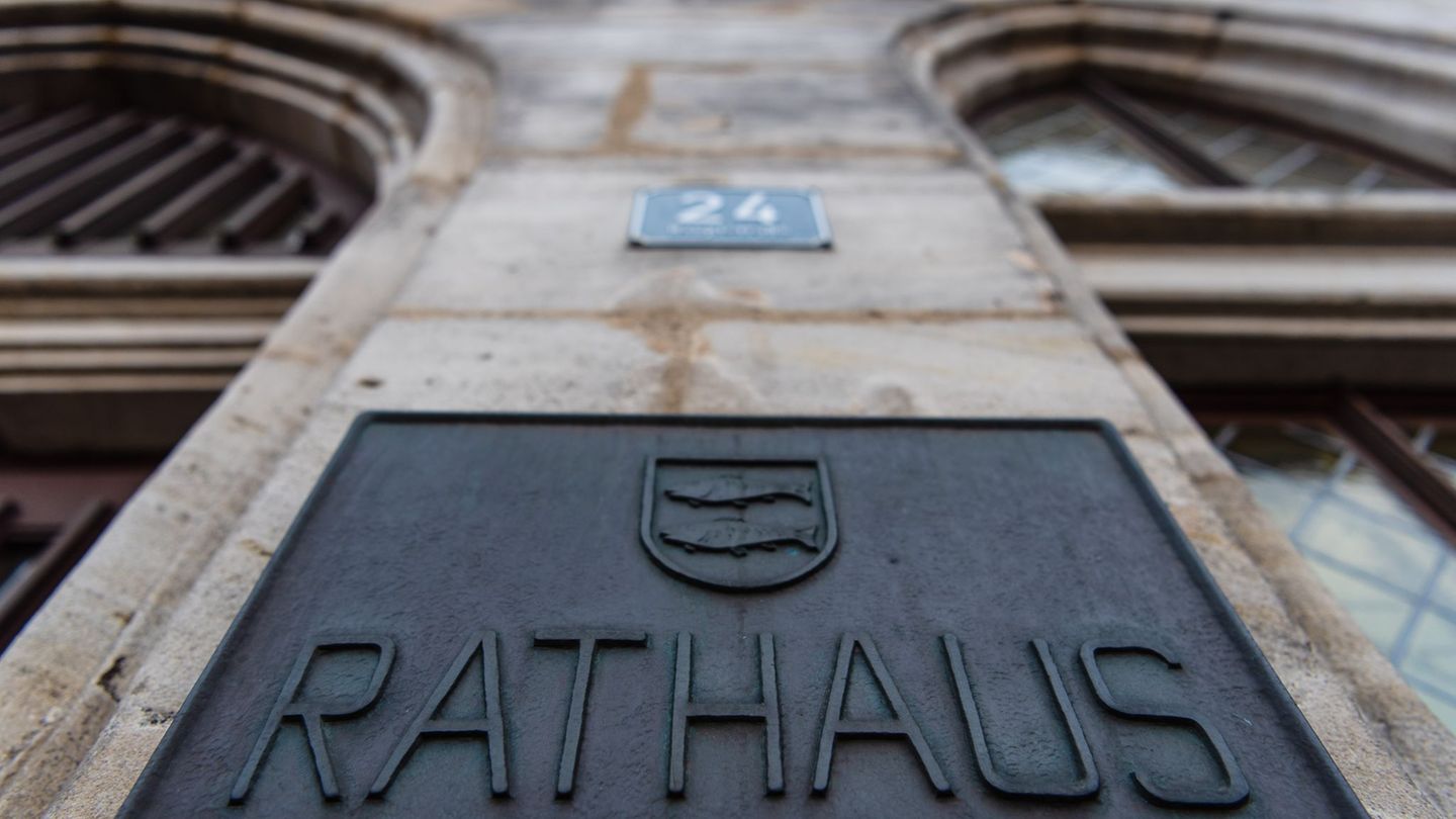 Die bayerischen Kommunen wünschen sich vom Innenministerium Leitlinien, wie sie die neuen Verbotsmöglichkeiten bei Antisemitismu