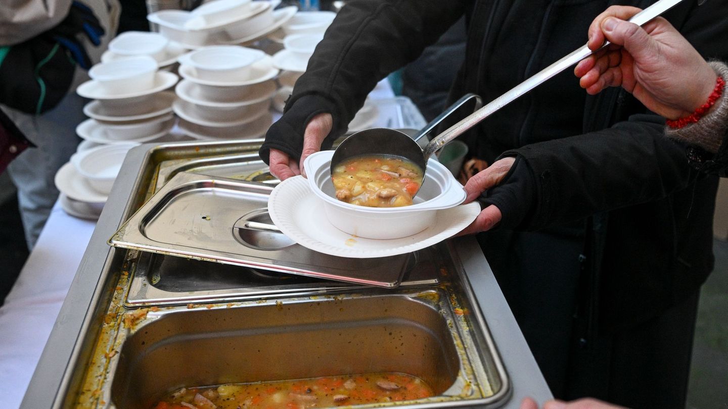 Die frostigen Temperaturen bescheren Unterkünften für Obdachlose in MV teils stärkeren Zulauf. (Symbolbild) Foto: Jens Kalaene/d