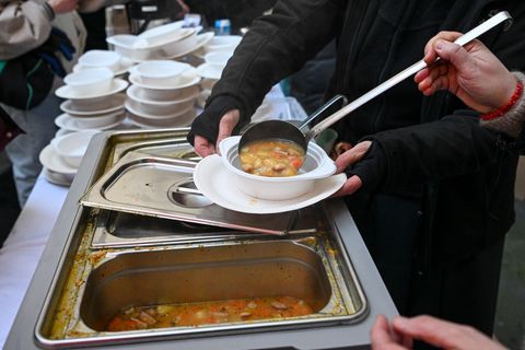 Die frostigen Temperaturen bescheren Unterkünften für Obdachlose in MV teils stärkeren Zulauf. (Symbolbild) Foto: Jens Kalaene/d