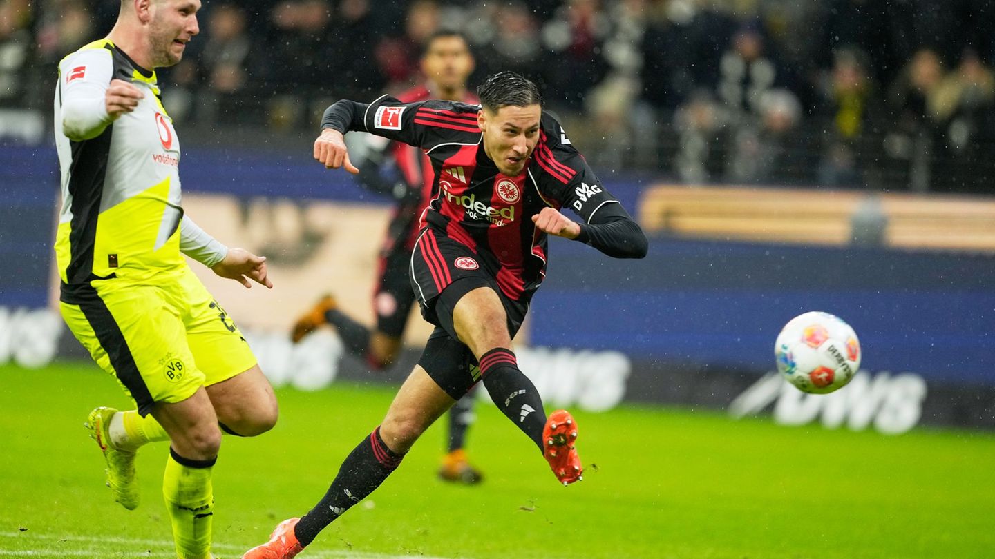 Frankfurts Younes Ebnoutalib trifft gegen den BVB zum zwischenzeitlichen 2:2. Foto: Michael Probst/AP/dpa