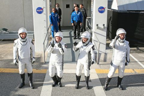 Die Crew-11 vor ihrem Start zur ISS im August