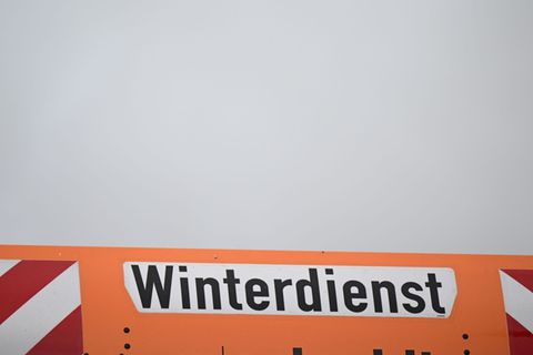 Ein Schneepflug ist im Nordschwarzwald verunglückt. (Symbolbild) Foto: Bernd Weißbrod/dpa