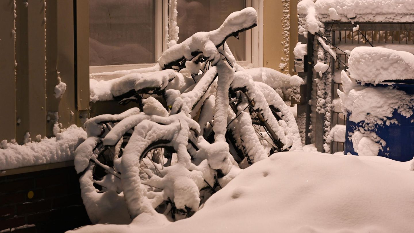 Eingeschneite Fahrräder in Hamburg