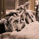 Eingeschneite Fahrräder in Hamburg