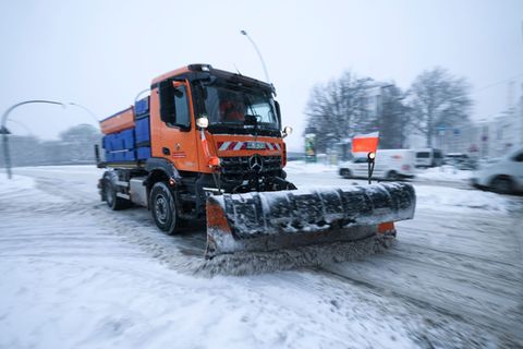 728 Einsatzkräfte sichern Hamburgs Verkehrswege nach Sturmtief "Elli". Foto: Christian Charisius/dpa