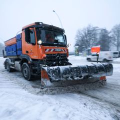 728 Einsatzkräfte sichern Hamburgs Verkehrswege nach Sturmtief "Elli". Foto: Christian Charisius/dpa