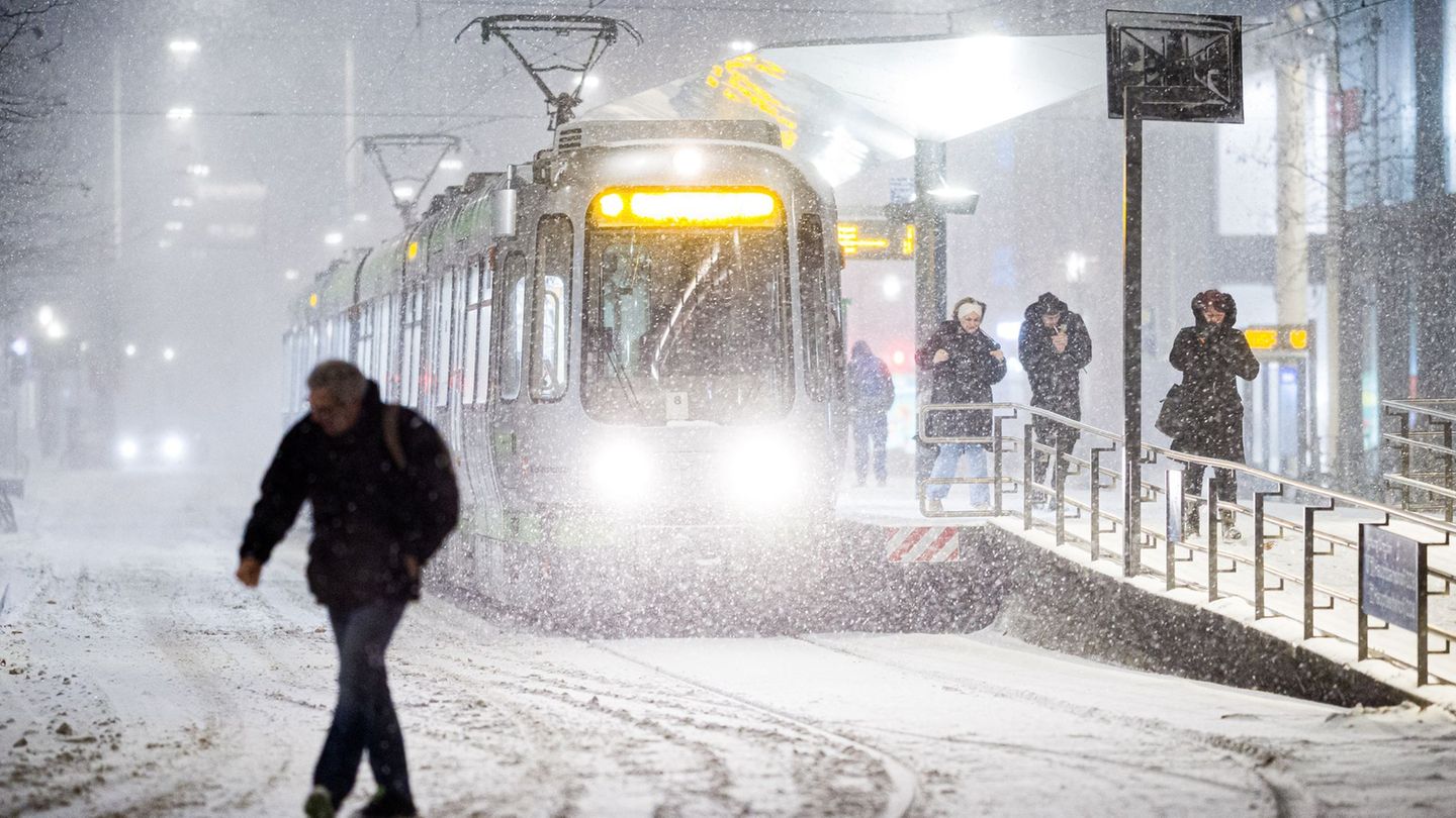 Am Morgen ist der Nahverkehr in Hannover weiterhin massiv eingeschränkt. (Symbolbild) Foto: Moritz Frankenberg/dpa