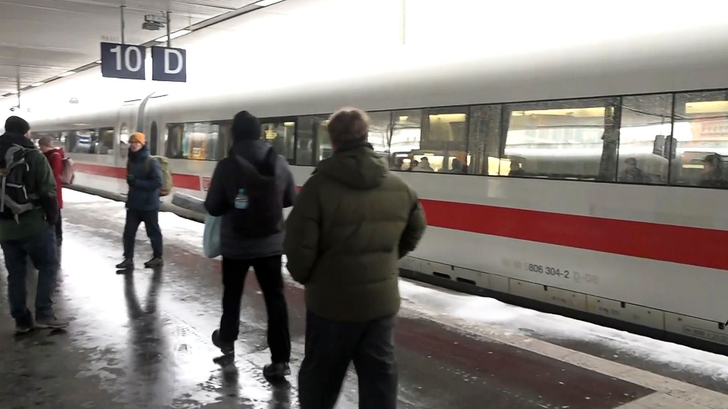 Nach Winterchaos: Fernzüge im Norden sollen wieder rollen – aber eingeschränkt