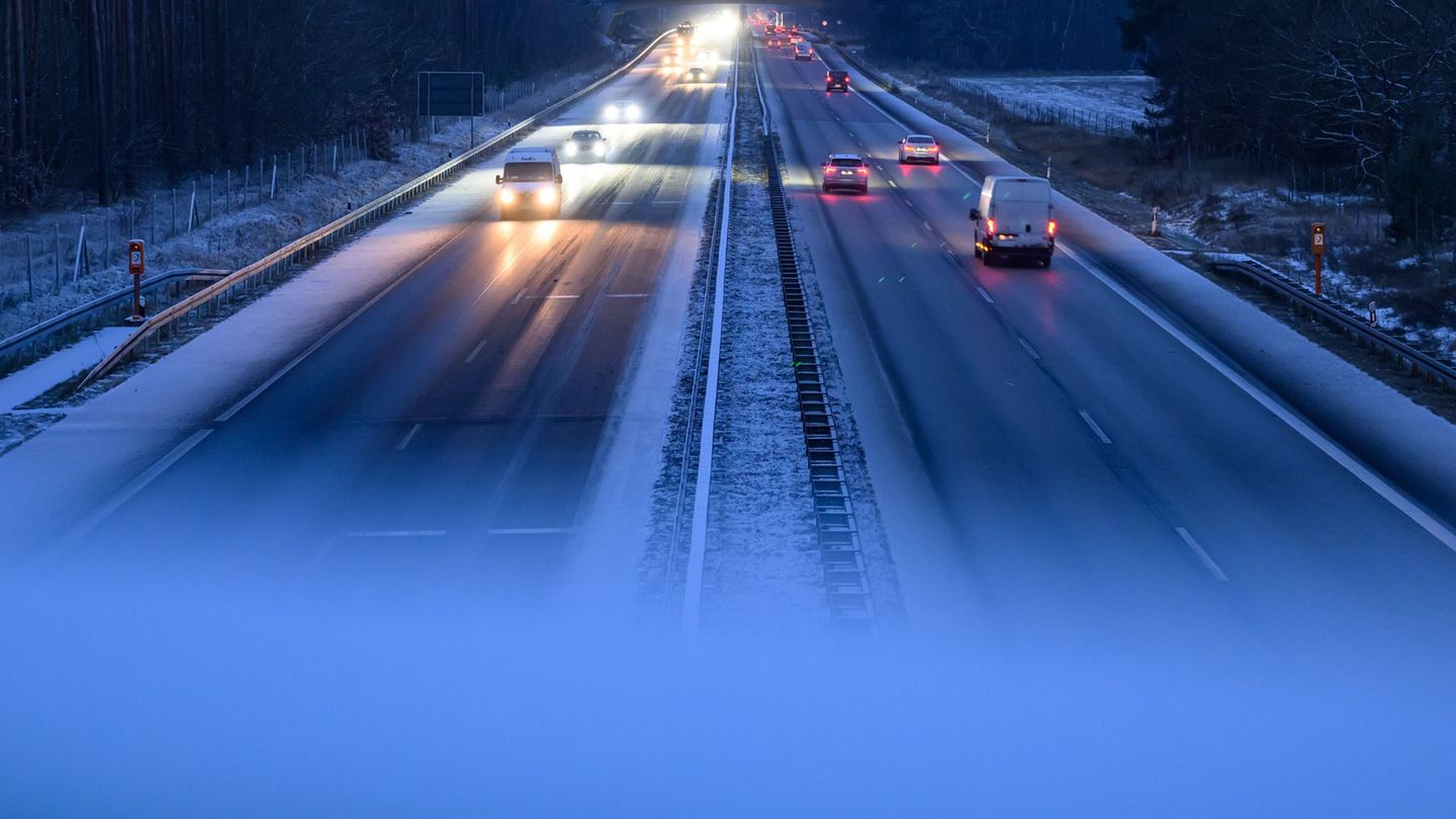 Auch auf den Straßen gab es teilweise Schneeverwehungen. (Archivbild) Foto: Patrick Pleul/dpa/dpa-tmn