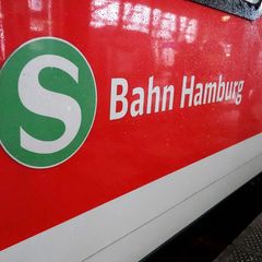 Der S-Bahn-Verkehr in Hamburg läuft wieder an. (Symbolbild) Foto: Rabea Gruber/dpa