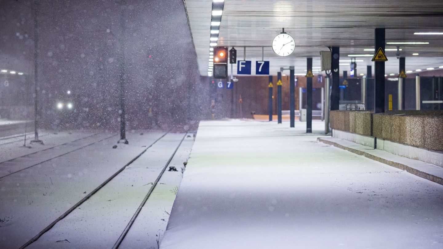 Der Regionalbahnverkehr soll langsam wieder anlaufen. Foto: Moritz Frankenberg/dpa