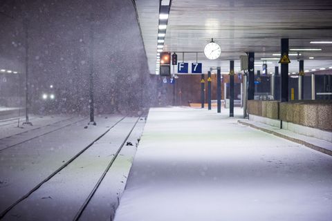 Der Regionalbahnverkehr soll langsam wieder anlaufen. Foto: Moritz Frankenberg/dpa