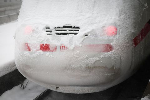 Im Bahnverkehr gibt es weiterhin starke Einschränkungen. Foto: Christian Charisius/dpa