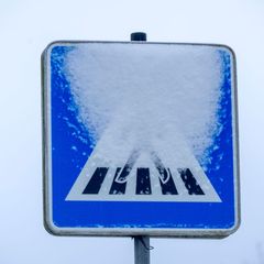 Eine Dreijährige ist an einem Zebrastreifen im Sauerland von einem Auto erfasst worden. (Symbolbild) Foto: Thomas Banneyer/dpa