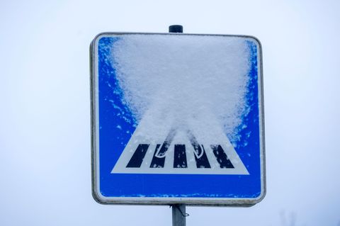 Eine Dreijährige ist an einem Zebrastreifen im Sauerland von einem Auto erfasst worden. (Symbolbild) Foto: Thomas Banneyer/dpa