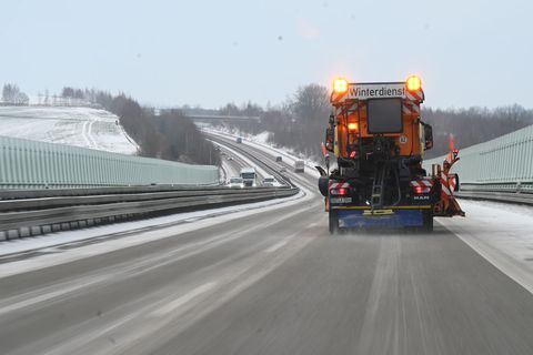 Lkw blockieren Straßen in Sachsen – Winterwetter erschwert Verkehr. (Archivbild) Foto: David Hammersen/dpa