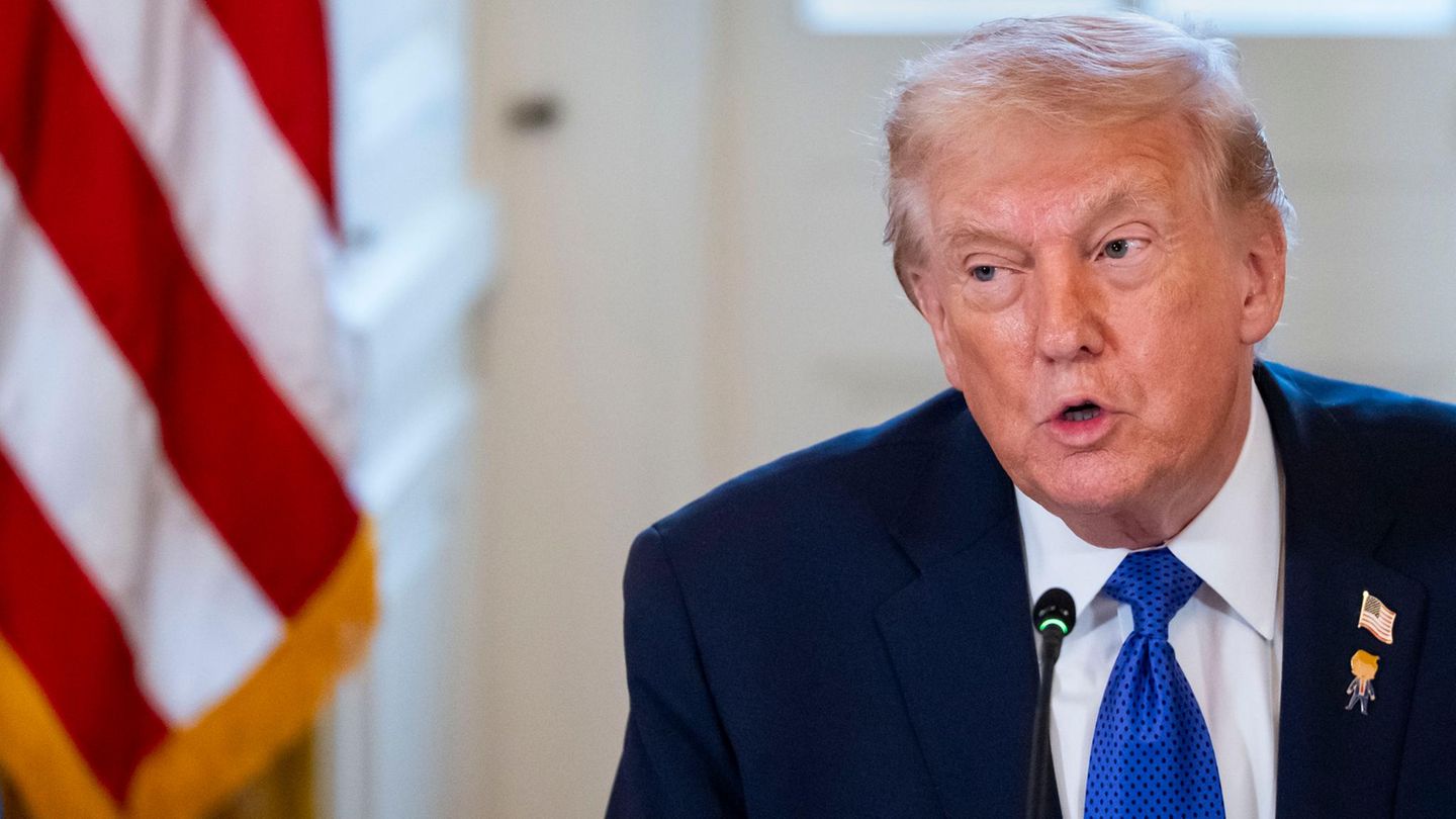 "Happy Trump": Donald Trump trägt sich selbst als Anstecker