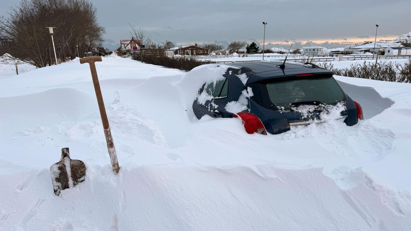 Ein Auto steht völlig eingeschneit im Schnee