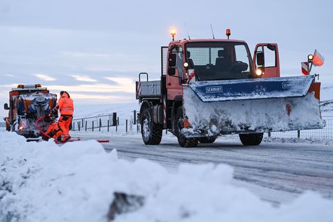 Die Räumdienste haben Probleme, Schneeverwehungen von den Straßen in Ostfriesland zu räumen. Foto: Lars Penning/dpa