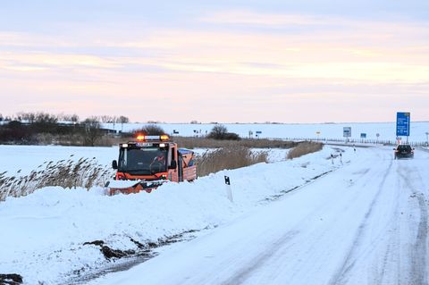 Schneeverwehungen haben in Wilhelmshaven und im Landkreis Friesland Straßen blockiert. Foto: Lars Penning/dpa