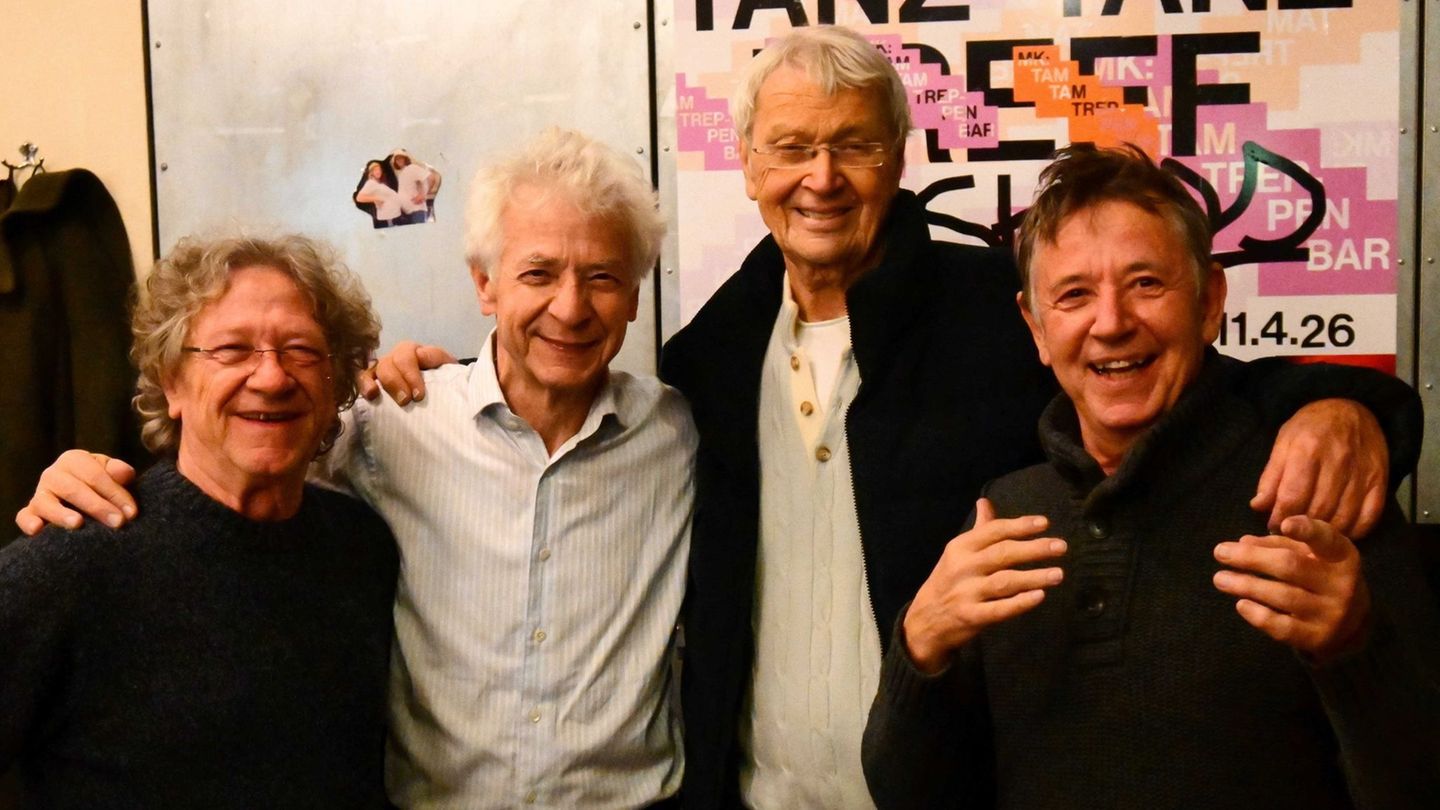 Polt und die Well-Brüder auf der Party nach der Abschiedsvorstellung. Foto: Lucas Caspari/dpa