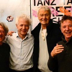 Polt und die Well-Brüder auf der Party nach der Abschiedsvorstellung. Foto: Lucas Caspari/dpa