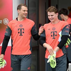 Optimale Torwart-Kombination: Manuel Neuer (l) und Jonas Urbig. (Archivbild) Foto: Harry Langer/dpa