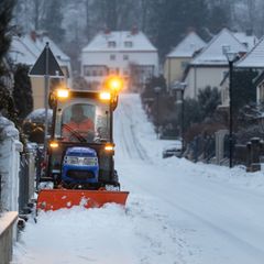 Die Winterdienste haben allerhand zu tun. Foto: Michael Reichel/dpa