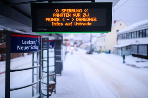 In Hannover fuhren am Samstagvormittag keine Busse. Foto: Julian Stratenschulte/dpa