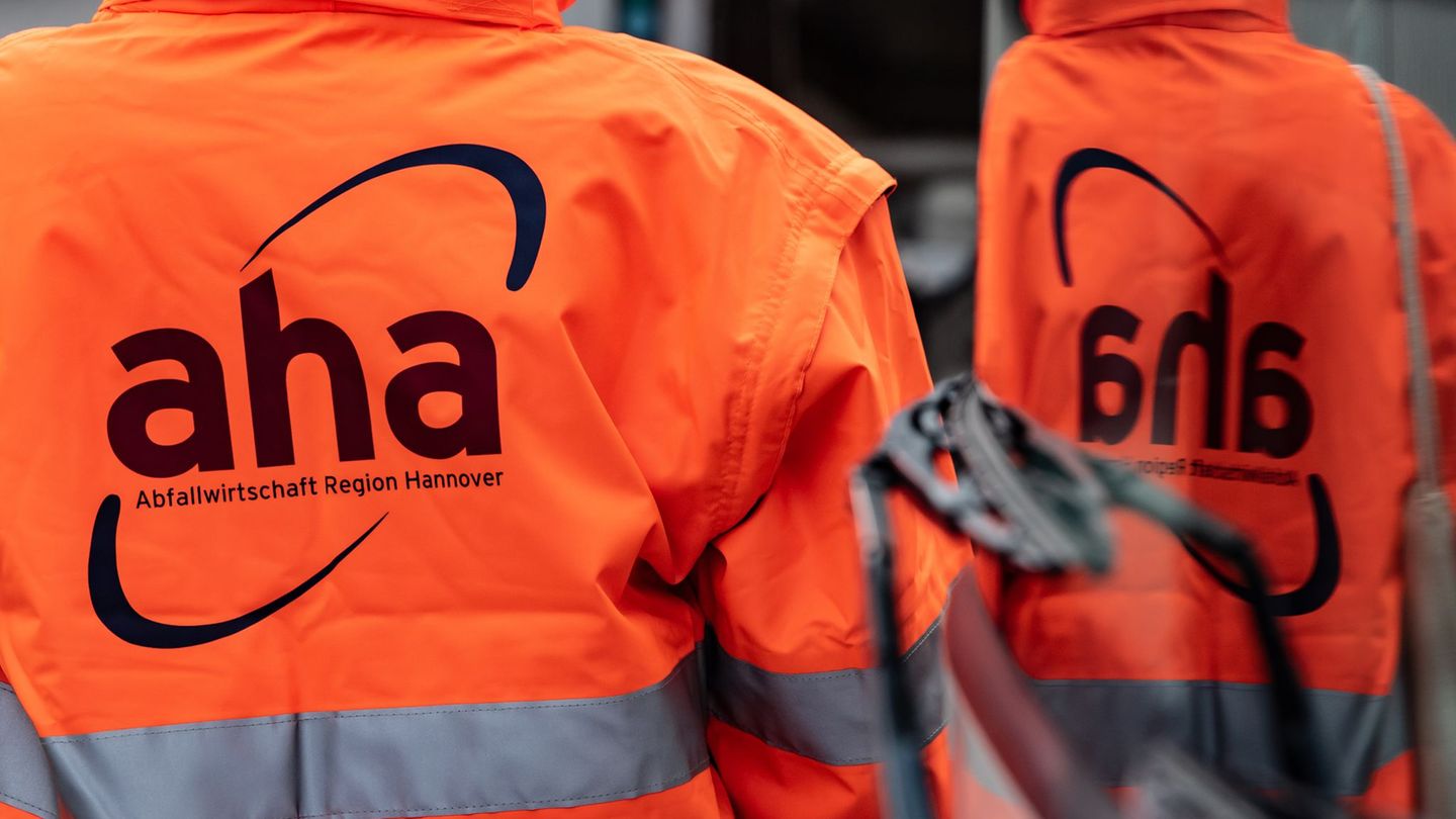 Wegen des Wintereinbruchs ändert sich die Abfallentsorgung in der Region Hannover. (Archivbild) Foto: Swen Pförtner/dpa