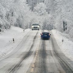 Achtung glatt: In den kommenden Tagen kann es auf den Straßen gefährlich werden. Foto: Sascha Ditscher/dpa