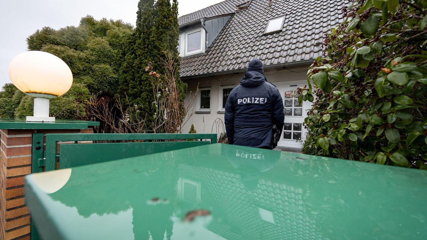 Laut Polizei bedrohte der 25-Jährige die Einsatzkräfte mit einer Schusswaffe und einem Messer. Foto: Daniel Karmann/dpa