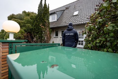 Laut Polizei bedrohte der 25-Jährige die Einsatzkräfte mit einer Schusswaffe und einem Messer. Foto: Daniel Karmann/dpa