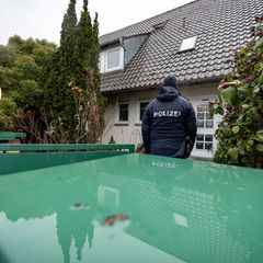 Laut Polizei bedrohte der 25-Jährige die Einsatzkräfte mit einer Schusswaffe und einem Messer. Foto: Daniel Karmann/dpa