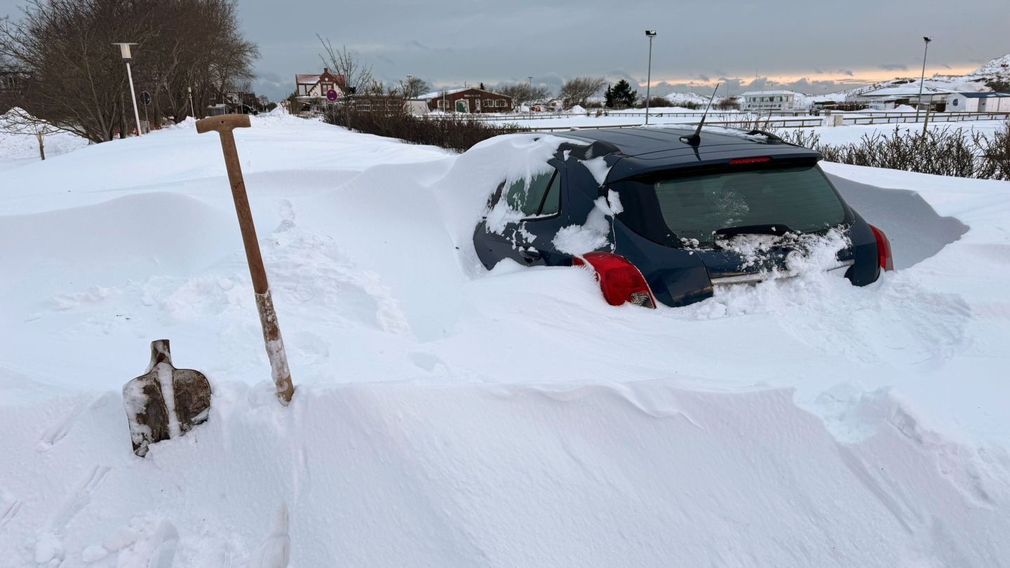 Auf Norderney blieb ein Auto in einer Schneewehe stecken. Foto: Volker Bartels/dpa