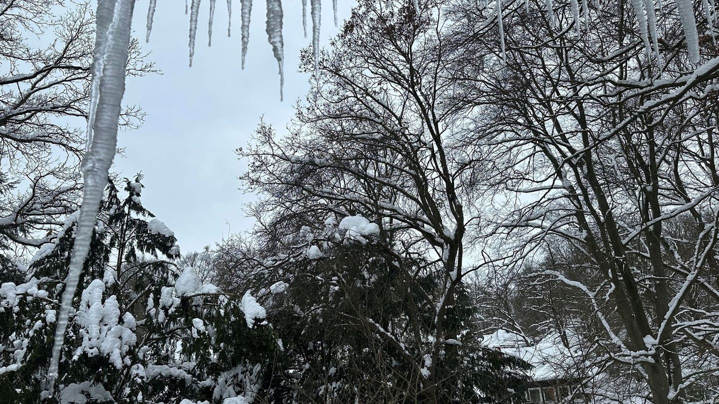 Diese gefrorenen Zapfen können für Passanten eine große Gefahr darstellen. Foto: Katharina Heinemann/dpa