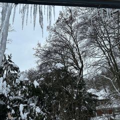 Diese gefrorenen Zapfen können für Passanten eine große Gefahr darstellen. Foto: Katharina Heinemann/dpa