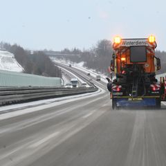 Größere Unfälle auf Thüringens Straßen sind der Polizei mit Blick auf das Winterwetter bislang nicht bekannt. (Symbolbild) Foto: