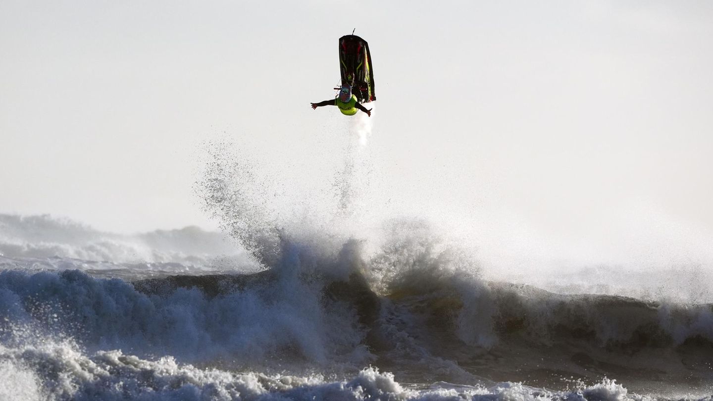Blyth, Großbritannien. Winterstürme sind für viele Menschen in Europa ein großes Ärgernis: In Teilen Deutschlands legte "Elli" den Verkehr lahm, in Frankreich sorgte "Goretti" für einen großflächigen Stromausfall – aber diesen Mann beeindrucken die Naturgewalten nicht. Im Gegenteil, für ihn wird der Freestyle mit dem Jetski erst jetzt zum richtigen Vergnügen