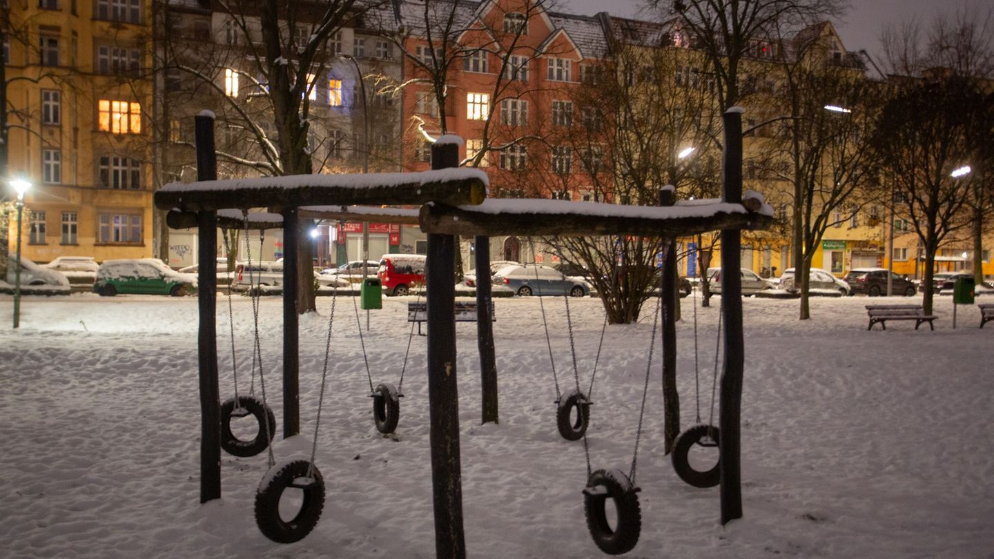 Viel Schnee liegt zurzeit in Berlin - das bringt auch Unfälle auf glatten Gehwegen mit sich. Foto: Fernando Gutierrez-Juarez/dpa