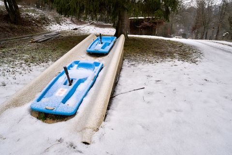 Schlitten lassen sich an diesem Wochenende je nach Region gut fahren. Foto: Sascha Ditscher/dpa