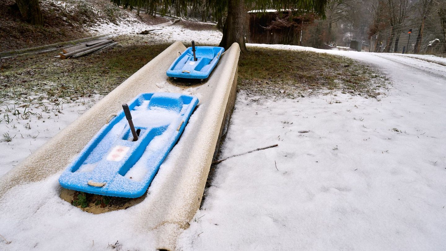 Schlitten lassen sich an diesem Wochenende je nach Region gut fahren. Foto: Sascha Ditscher/dpa