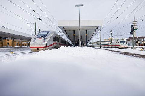Der Bahnverkehr bleibt gestört. Foto: Moritz Frankenberg/dpa